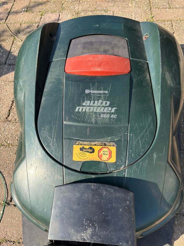 Husqvarna automower 220 AC robotmaaier, Ophalen of Verzenden, Gebruikt, 20 tot 25 cm