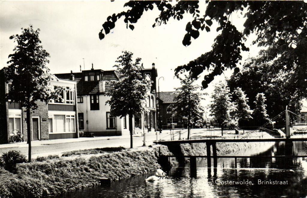 Oosterwolde, Brinkstraat - bruggetje zwanen - gelopen, Ophalen of Verzenden, Voor 1920, Gelopen, Friesland