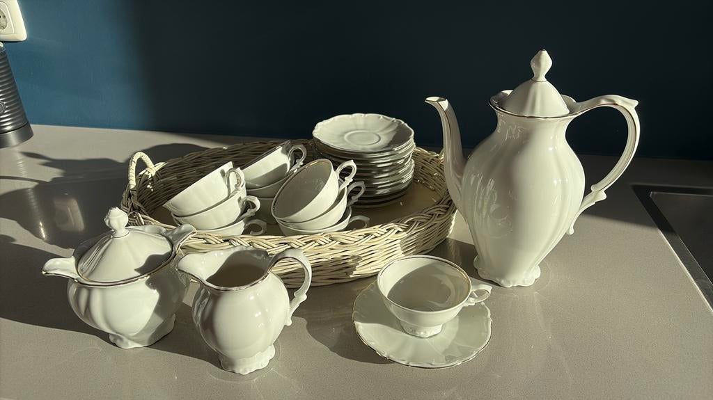 Brocante thee servies wit met gouden accenten, Ophalen