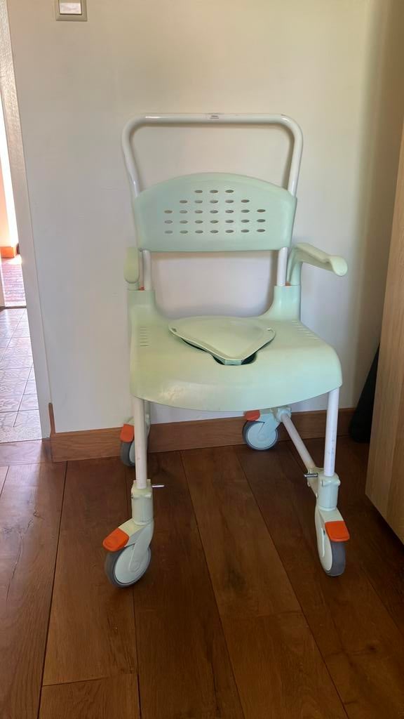 Etac clean douchestoel / postoel verrijdbaar zithoogte 55cm, Diversen, Verpleegmiddelen, Ophalen, Zo goed als nieuw
