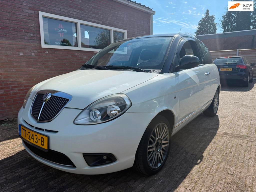 Lancia Ypsilon 1.2 Argento Airco LMV Leer apk 14-1-2027 PDC, Auto's, Voorwielaandrijving, Euro 5, Gebruikt, 400 kg