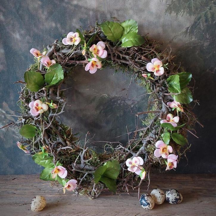 Mos bonsaikrans met viooltjes., Huis en Inrichting, Woonaccessoires | Kransen, Nieuw, Ophalen of Verzenden