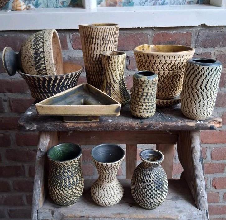 Vintage aardewerk vaas pot e.d.
Van 10 tot 15 cm hoog., Antiek en Kunst, Antiek | Keramiek en Aardewerk, Ophalen of Verzenden