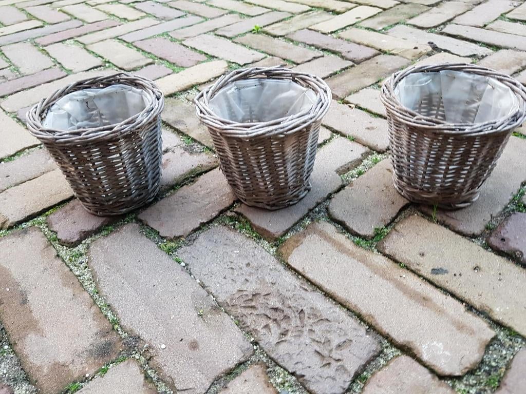 3 rieten bloempotjes rond 13 cm en 10 cm hoog, Ophalen, Overige materialen, Rond, Zo goed als nieuw