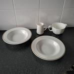 Metallised Wedgwood:2 diepe borden, sauskom+2 melkkannetjes, Ophalen of Verzenden, Zo goed als nieuw, Bord(en), Wedgwood