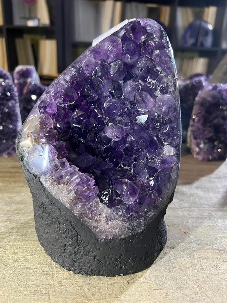 Amethist cluster op betonnen voet (58) diep paars van kleur!, Verzamelen, Mineralen en Fossielen, Mineraal, Ophalen of Verzenden