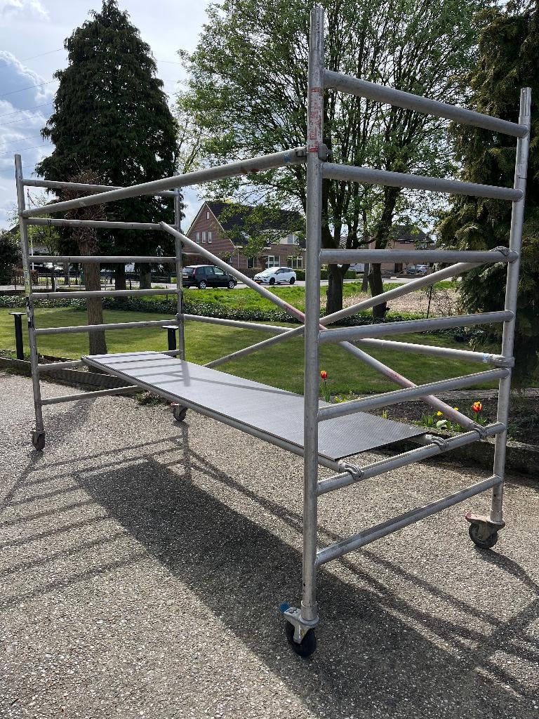 Steiger met werkhoogte 4 meter en 3 meter lang, Doe-het-zelf en Verbouw, Steigers, Ophalen, Gebruikt, Rolsteiger of Kamersteiger