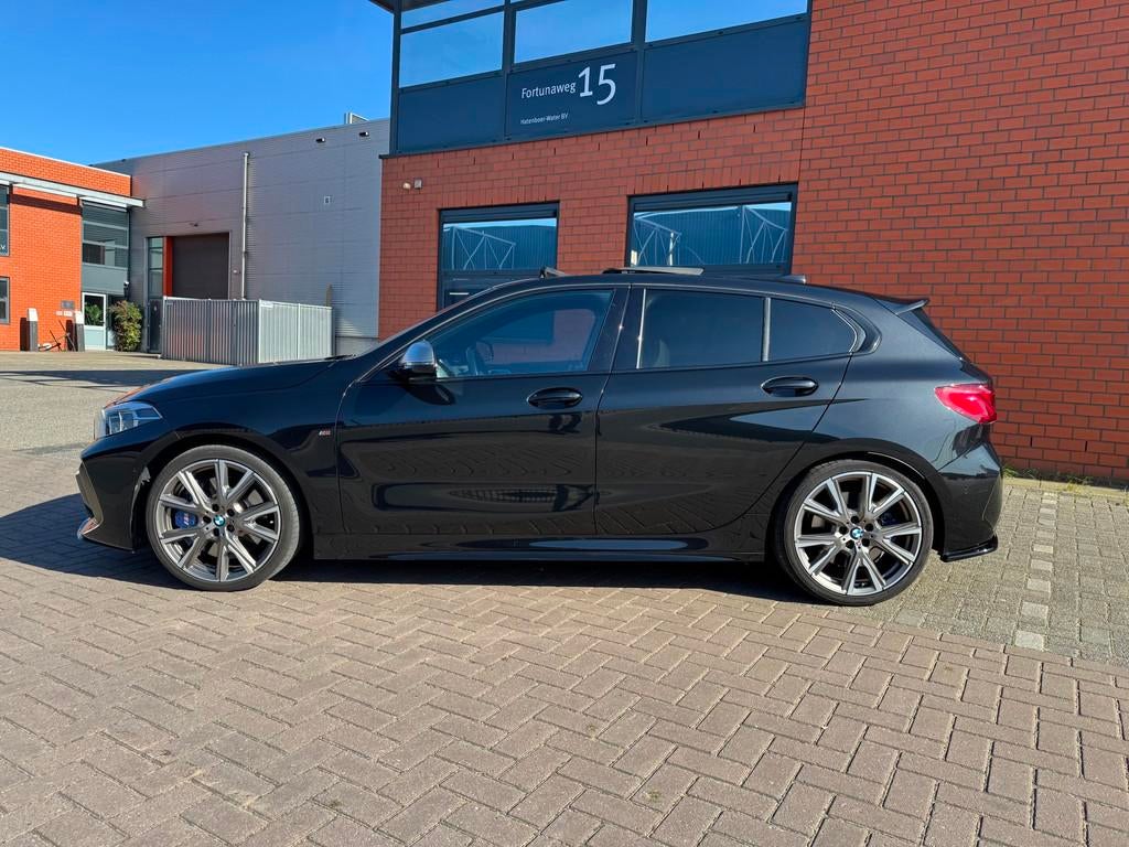 BMW 1-serie M135i xDrive High Executive, Auto's, BMW, 1998 cc, Gebruikt, Zwart, Bedrijf
