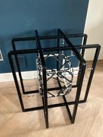 Kunstobject metalen frame met hangende kubus, Ophalen