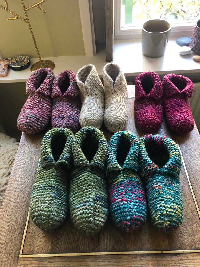 Heerlijke warme gebreide sloffen, home made, Ophalen of Verzenden, Nieuw, Breien, Wol of Garen