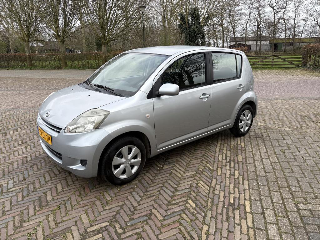 Daihatsu Sirion 2 1.0-12V 2008 slechts 65.000km! (bj 2008), Auto's, Daihatsu, Metallic lak, Gebruikt, Bedrijf, Handgeschakeld