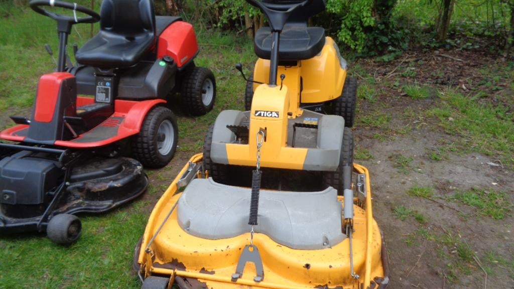 wegens inruil  2 x frontmaaier  met wat werk tekoop, Tuin en Terras, Zitmaaiers, Ophalen, Gebruikt, Nederland, Stiga