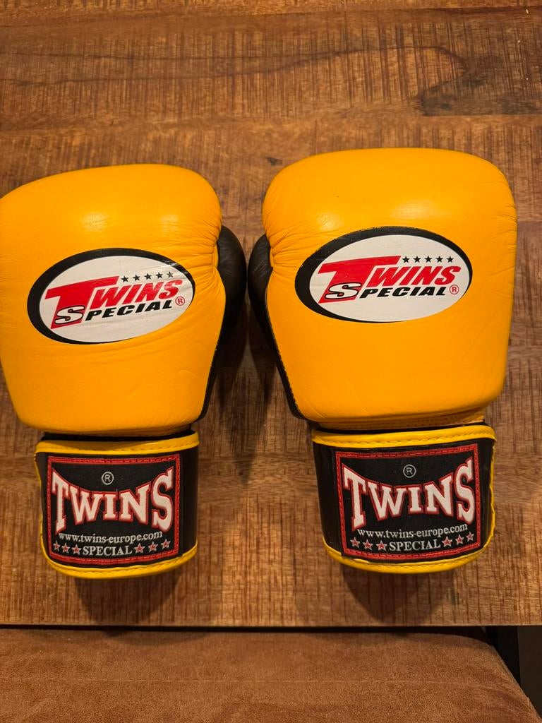 Twins 12Oz zo goed als nieuw, Sport en Fitness, Vechtsporten en Zelfverdediging, Maat XL, Ophalen of Verzenden, Zo goed als nieuw