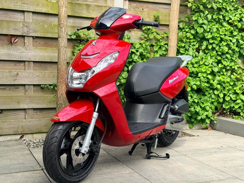 Prachtige Peugeot Kisbee 2023 EURO5 cherry red in nieuwstaat, Fietsen en Brommers, Scooters | Peugeot, Ophalen, Overige modellen