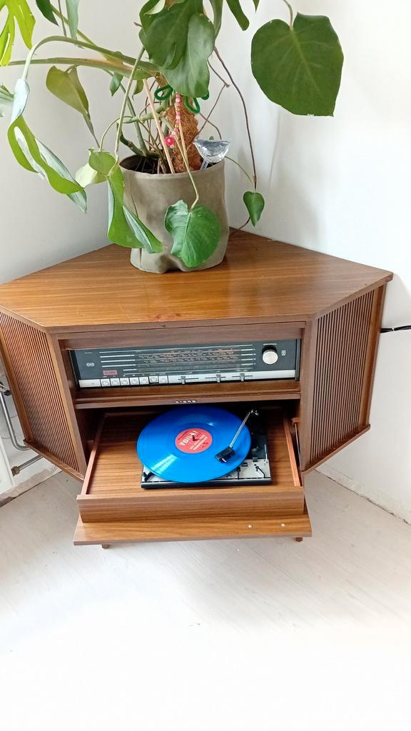 Vintage radio meubel uit 1970 werkend!, Antiek en Kunst, Antiek | Tv's en Audio, Ophalen