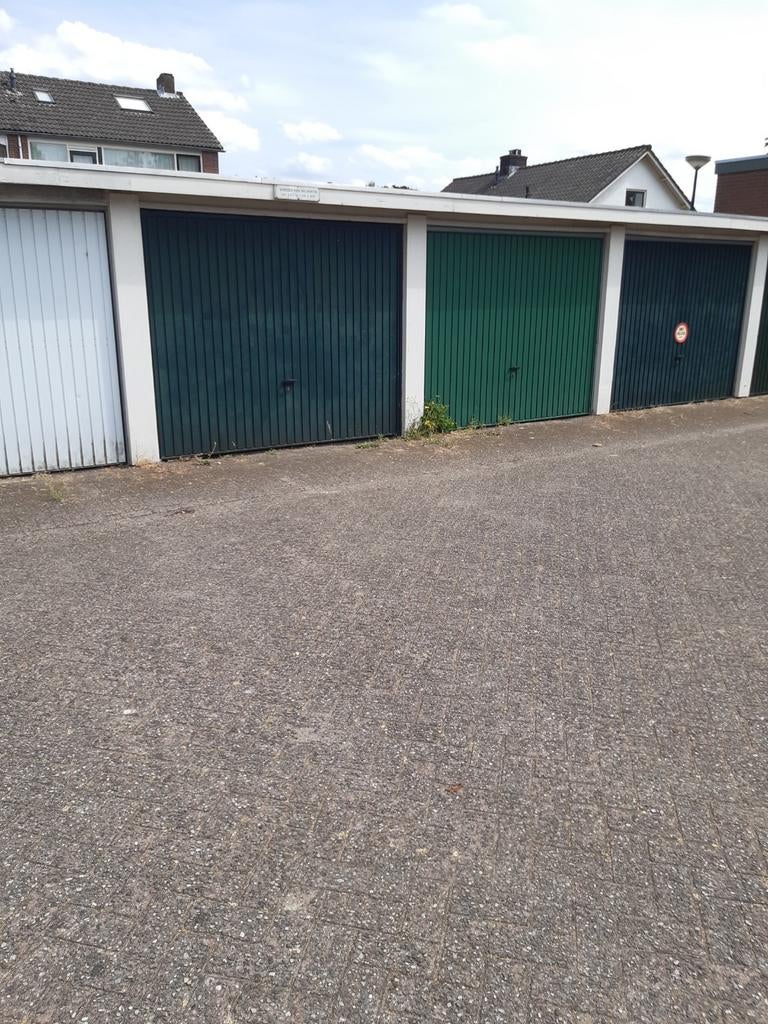 Garage box 135 per huur per maand .