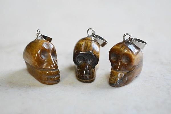 Tijgeroog schedel hangertjes (03), Ophalen of Verzenden, Mineraal