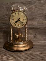 Oude vintage goudkleurige penduleklok onder glazen stolp, Antiek en Kunst, Antiek | Klokken, Ophalen of Verzenden