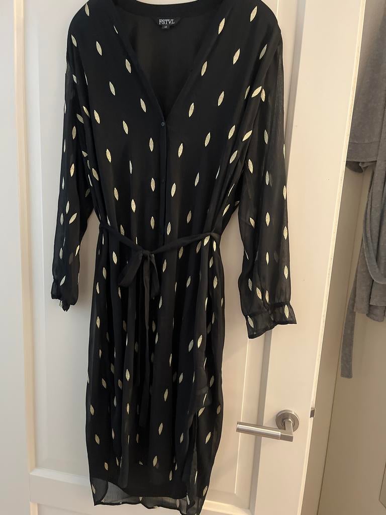 FSTVL Zwarte Jurk met Gouden Print - Maat 42, Zwart, Maat 42/44 (L), Ophalen of Verzenden, Knielengte