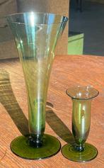 Twee stuks hele oude groene glazen vaasjes., Antiek en Kunst, Antiek | Glas en Kristal, Ophalen of Verzenden