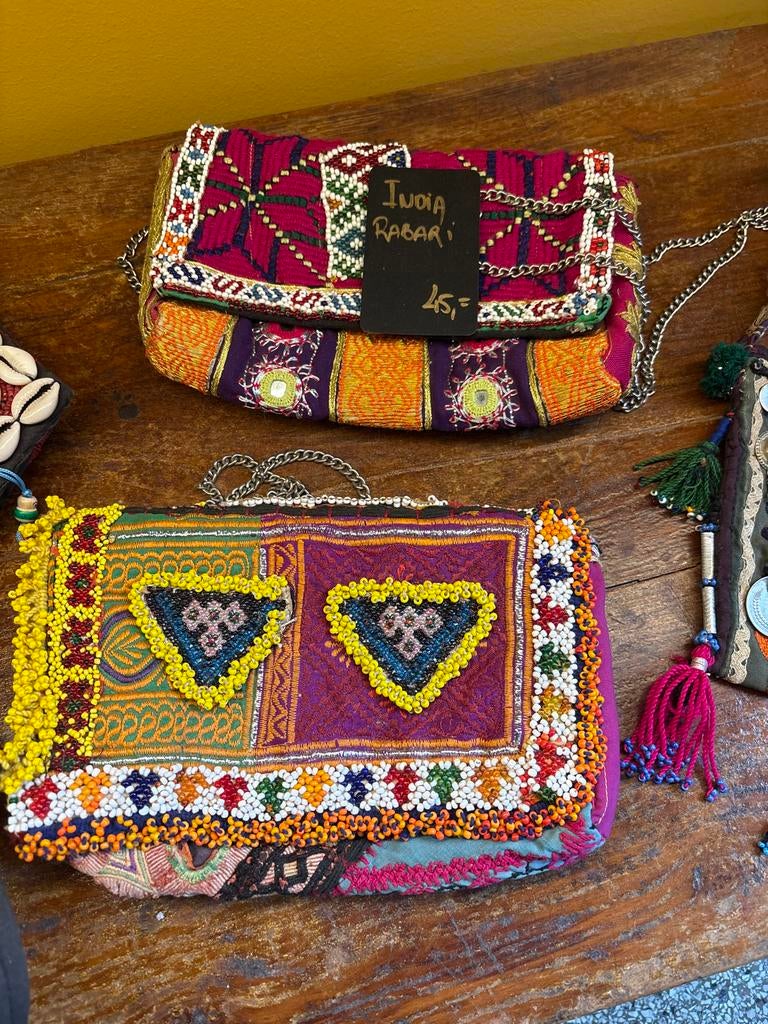 Kleine geborduurde tas met kralen, Sieraden, Tassen en Uiterlijk, Tassen | Damestassen, Ophalen of Verzenden, Gebruikt, Overige kleuren