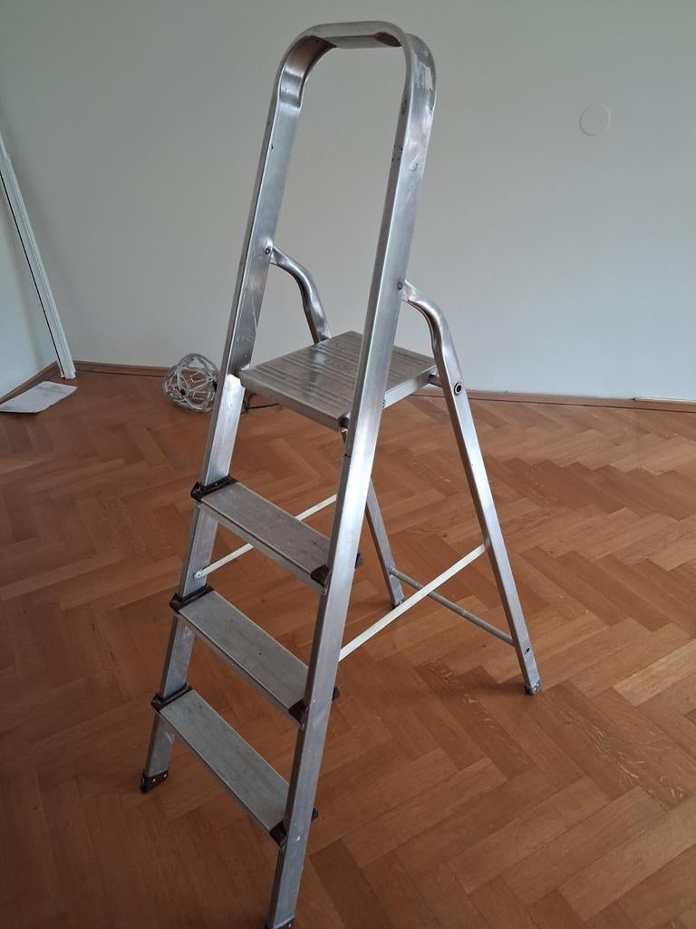 Handige aluminium keukentrap met 3 treden, Doe-het-zelf en Verbouw, Ladders en Trappen, Ophalen, Gebruikt, Trap, Opvouwbaar of Inschuifbaar
