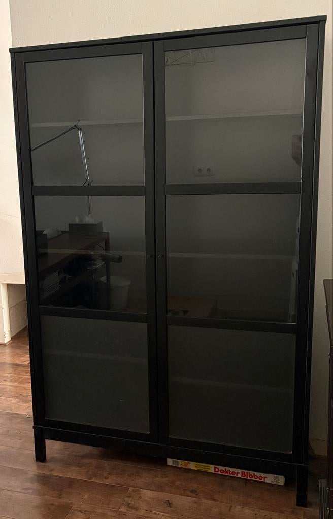 IKEA Linnarp (vitrine)kast - Zwart met glazen deuren, Ophalen, Gebruikt, 100 tot 150 cm, Glas