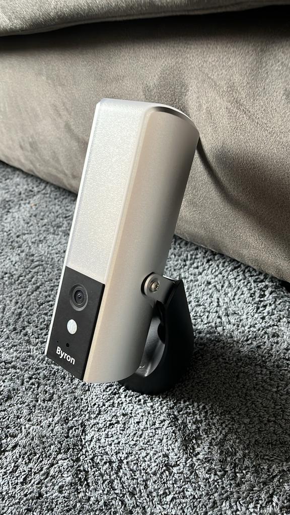 Byron Buitenlamp met Camera - Beveiliging & Verlichting, Tuin en Terras, Buitenverlichting, Zo goed als nieuw, Wandlamp, Aluminium