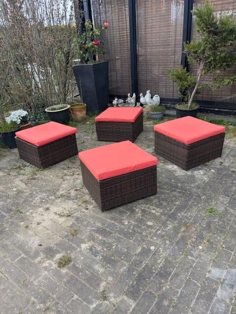 tuinset, zitjes, bijzet tafel, hocker, Ophalen, 4 zitplaatsen, Kunststof, Zo goed als nieuw