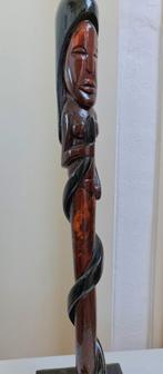 Houten beeld: Afrikaanse vrouw met slang omwikkeld gelakt, Ophalen