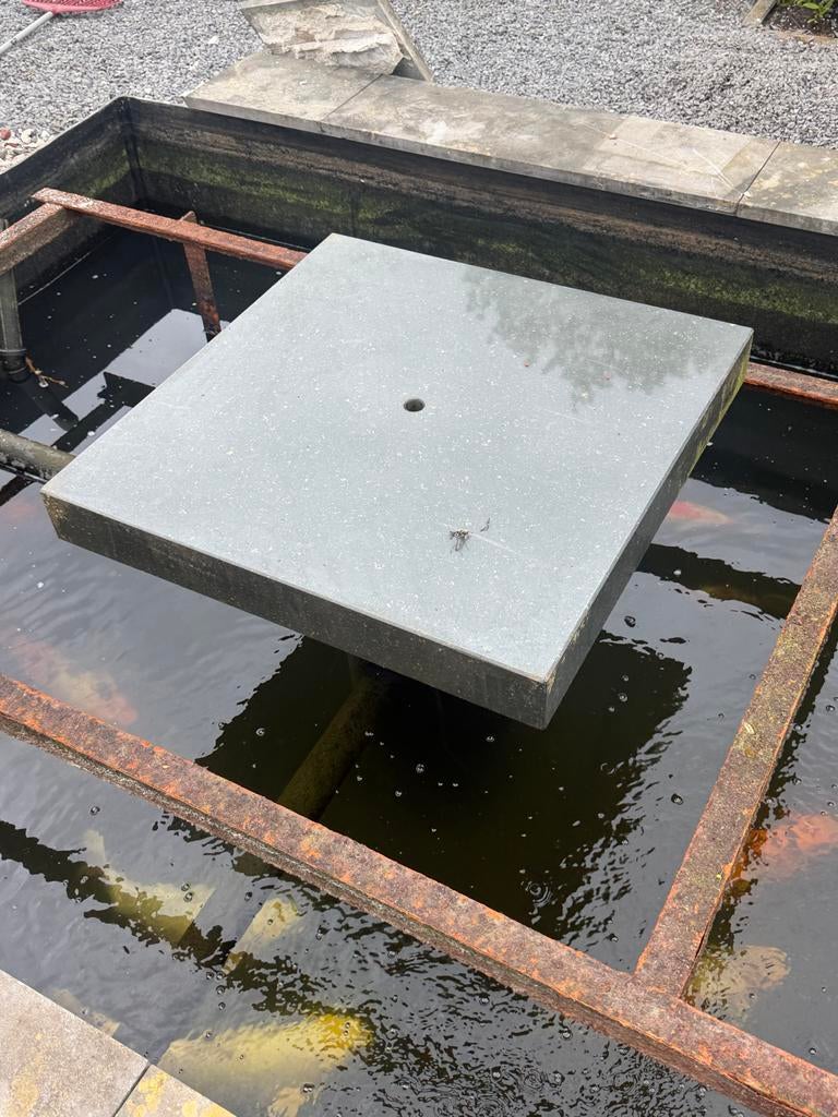 Vierkant waterornament van steen vijversteen, Ophalen of Verzenden, Gebruikt, Graniet, Waterornament