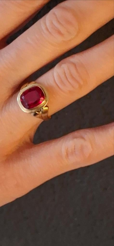 Gouden ring met robijn - Maat 18, 18 tot 19, Geel, Ophalen of Verzenden, Zo goed als nieuw