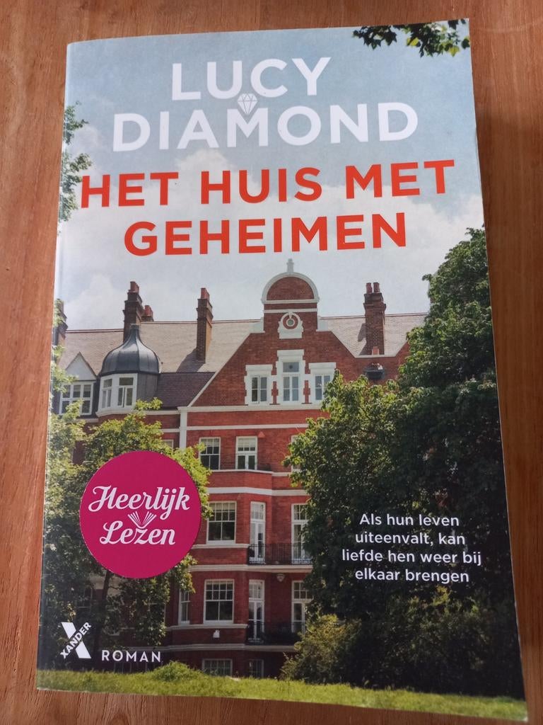 Lucy Diamond - Het huis met geheimen, Boeken, Literatuur, Zo goed als nieuw, Ophalen of Verzenden