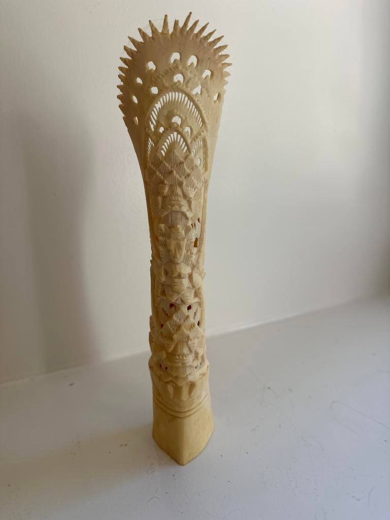 Handgesneden beeld van runderbeen uit Indonesië, Antiek en Kunst, Ophalen of Verzenden