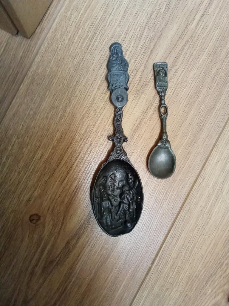 antieke gemerkte tinnen lepel

tinnen lepel, 18 cm. Geïnspir, Ophalen of Verzenden