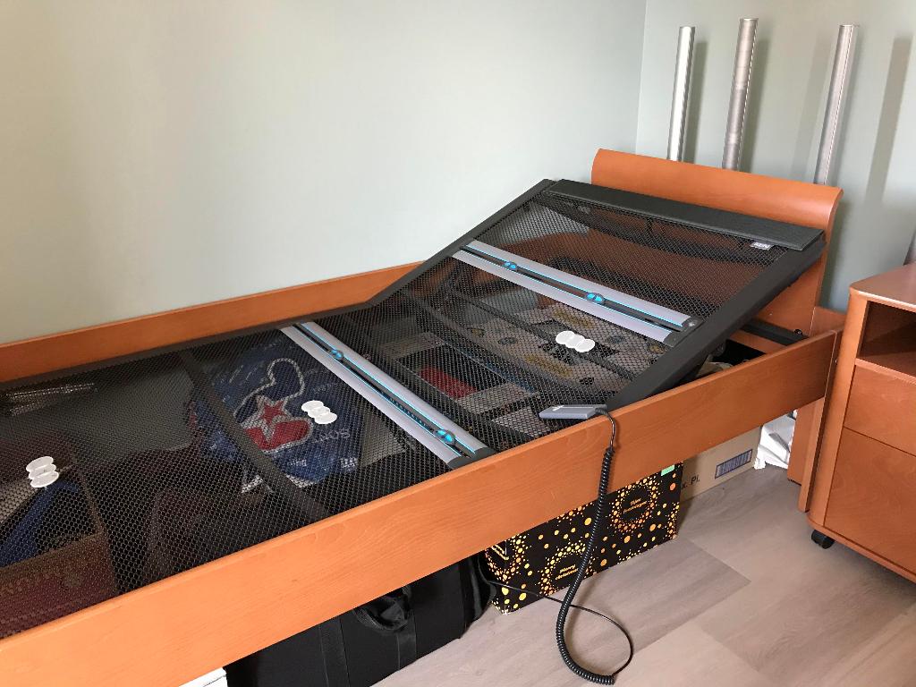 Auping elektrisch verstelbaar eenpersoonsbed met nachtkastje, Ophalen, Eenpersoons, Bruin, Zo goed als nieuw