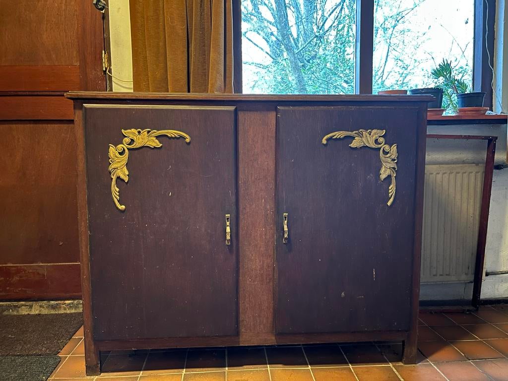 Vintage kast met twee verborgen lades en sierbeslag, Ophalen, Gebruikt, 100 tot 150 cm, Met lade(s)