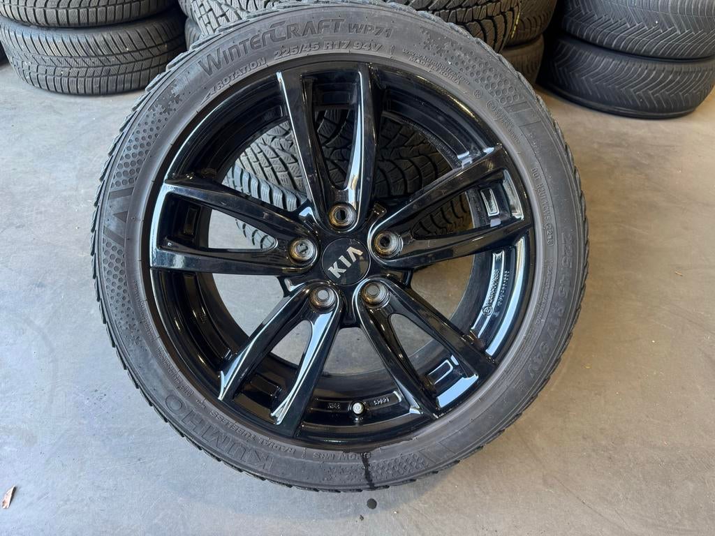 Originele 17 inch Kia velgen met Kumho winterbanden, Ophalen, Gebruikt, Banden en Velgen, 17 inch