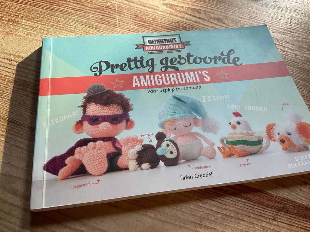 De prettig gestoorde amigurumi’s - dendennis Haakboek, Ophalen of Verzenden, Zo goed als nieuw, Breien en Haken
