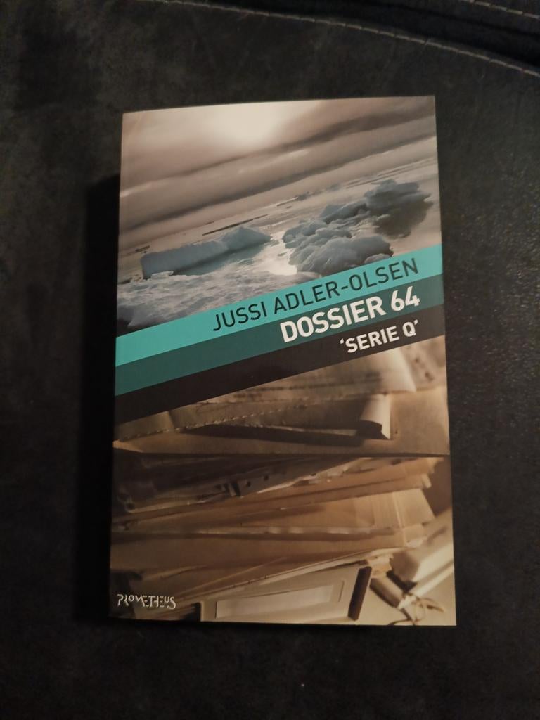Jussi Adler-Olsen - Dossier 64 (serie Q deel 4), Boeken, Ophalen of Verzenden, Nieuw, Jussi Adler-Olsen