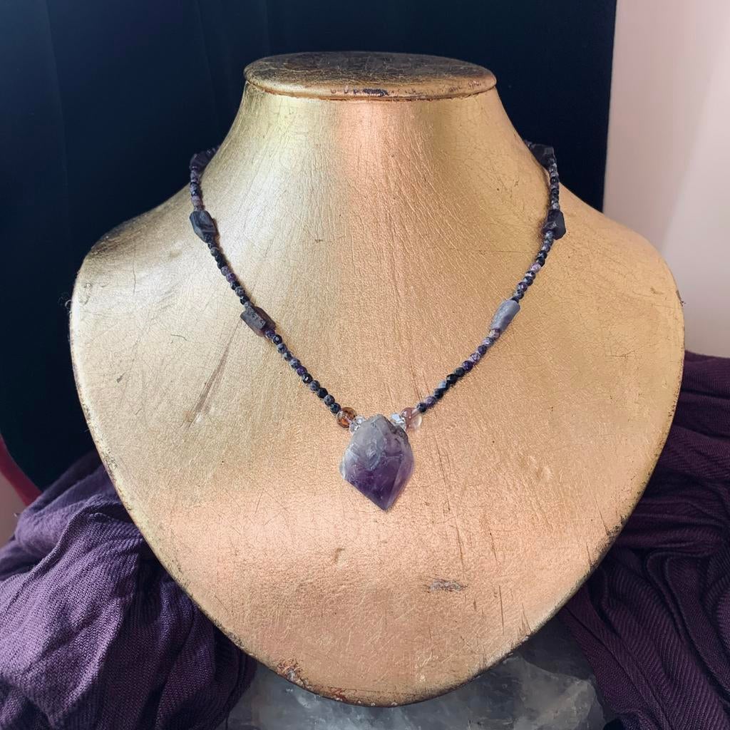 Sugiliet cacoxeniet hanger beschermt hoge trilling zeldzaam, Paars, Nieuw, Ophalen of Verzenden, Steen of Mineraal