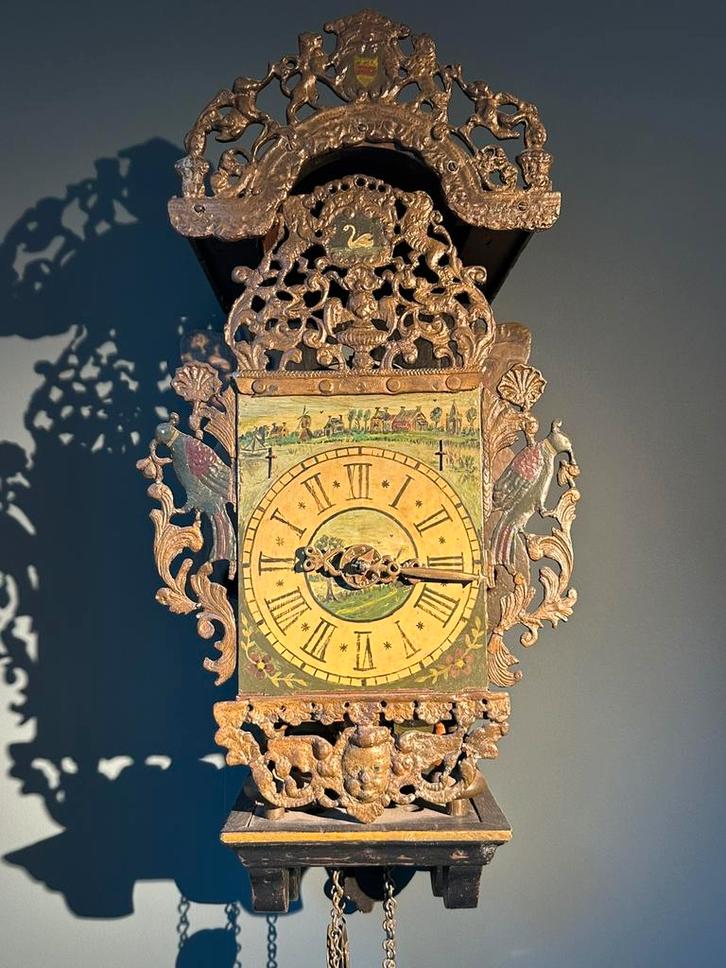 Antieke Friese stoelklok – rijk versierd, lopend - 62cm hoog, Antiek en Kunst, Antiek | Klokken, Ophalen of Verzenden