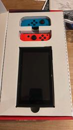 Nintendo Switch met rood en blauw Joy-Con nieuwstaat, 1 speler, Ophalen of Verzenden, Zo goed als nieuw, Vanaf 3 jaar