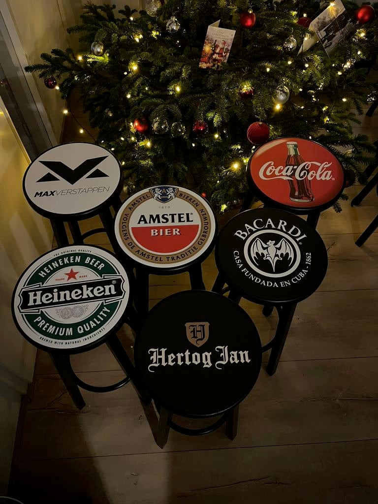 Stoere barkrukken met (drank) merk logo – echte eyecatchers!, Huis en Inrichting, Barkrukken, 5 krukken of meer, Met voetsteun