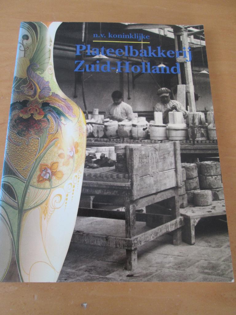 N. V. Koninklijke Plateelbakkerij Zuid-Holland. Boek, Antiek en Kunst, Antiek | Keramiek en Aardewerk, Ophalen of Verzenden