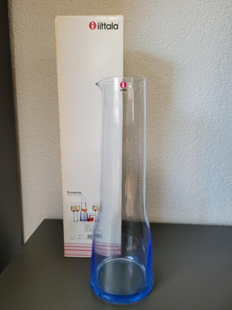Iittala Essence waterkan karaf decanter lichtblauw, Verzamelen, Glas en Borrelglaasjes, Ophalen of Verzenden, Nieuw, Overige typen