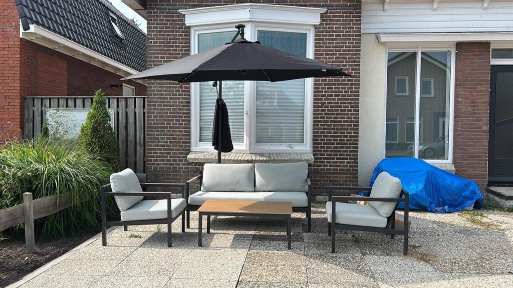 Moderne loungeset met 4 zitplaatsen en salontafel, 4 zitplaatsen, Aluminium, Ophalen of Verzenden, Zo goed als nieuw