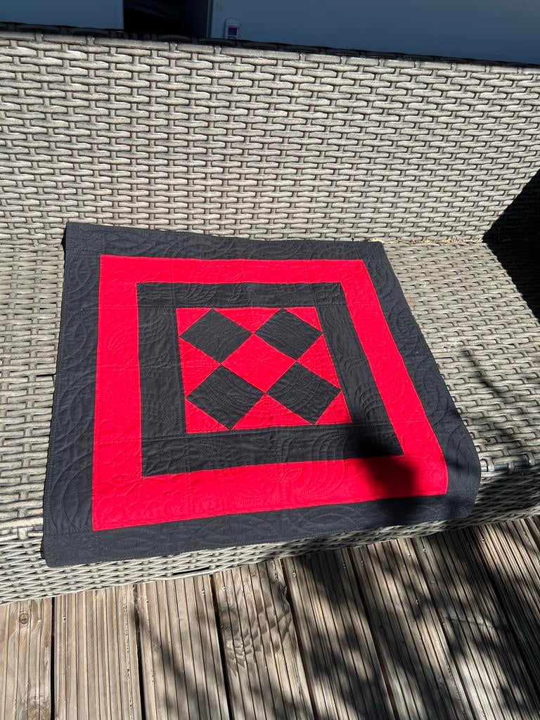Handgemaakte quilt rood/zwart - decoratief en uniek, Meerkleurig, Verzenden, Overige stijlen, Zo goed als nieuw