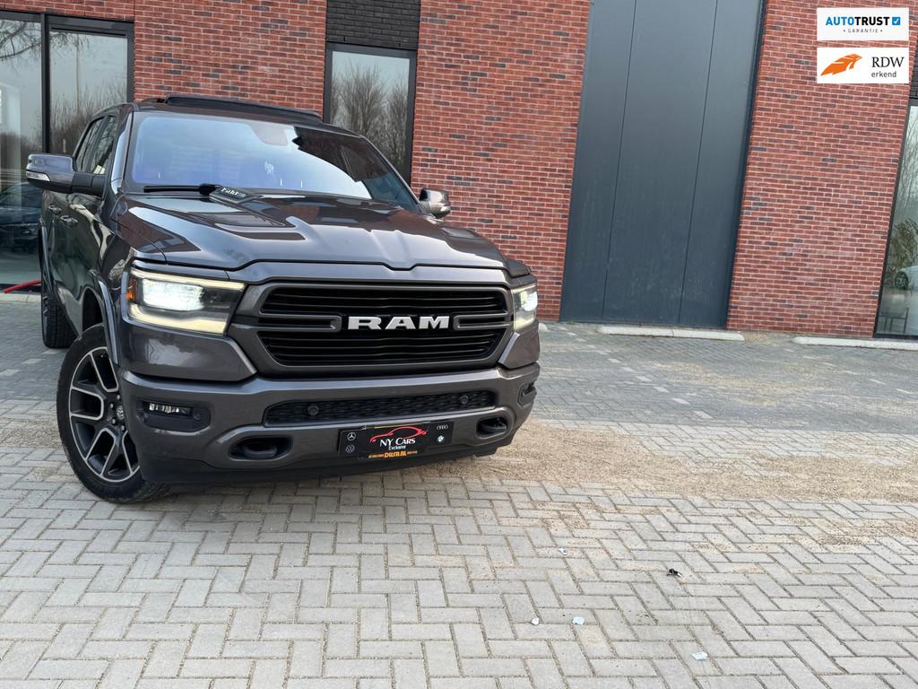 Dodge Ram 1500 5.7 V8 4x4 Crew Cab Laramie Pano| H&K 4D | Lu, Auto's, Dodge, Automaat, Gebruikt, 5654 cc, Leder