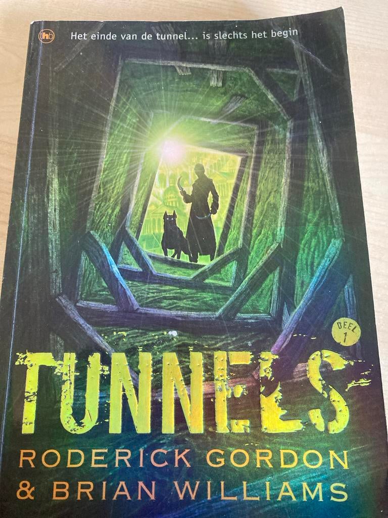 Tunnels - Roderick Gordon & Brian Williams - Jeugdboek, Boeken, Ophalen of Verzenden, Zo goed als nieuw